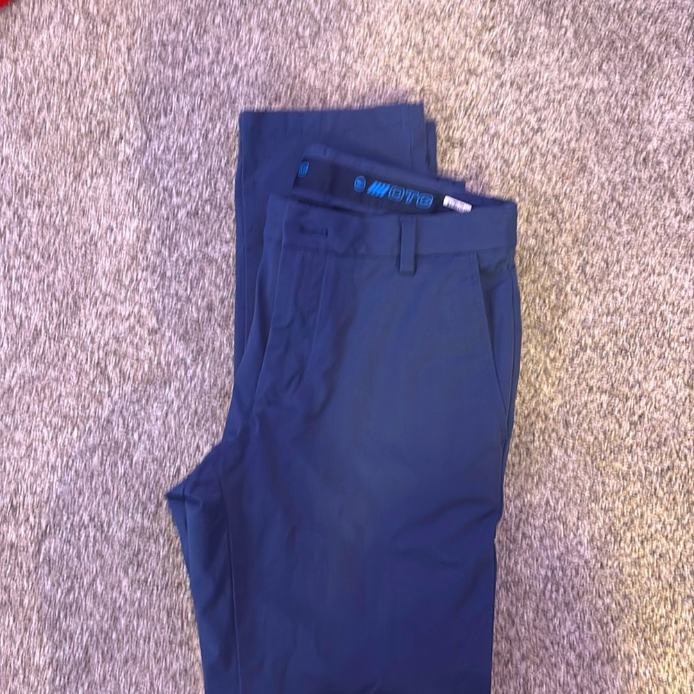 Vineyard Vines ON THE GO (OTC) 5 pocket pants 30x30
Like new- Navy Blue
